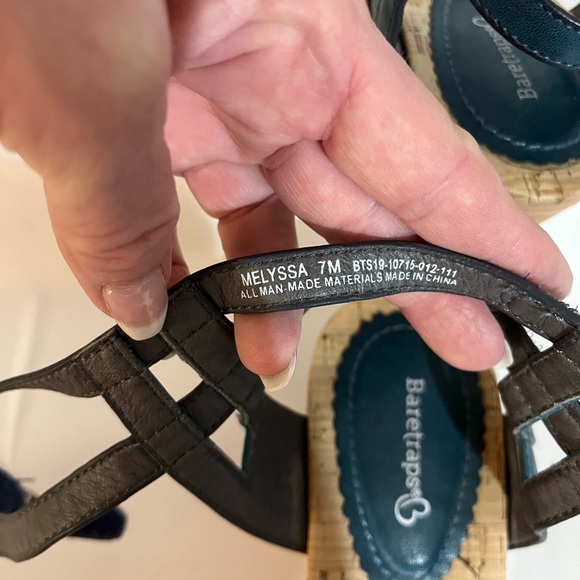 Baretraps teal 2.5” wedge sandals. Can adjust w/ Velcro or w/ buckles. Size 7 - Picture 8 of 8
